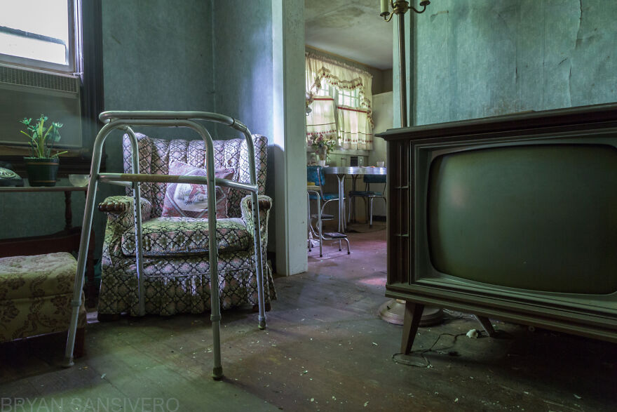 I Photographed The Abandoned Home Of A WWII Veteran And It's Like A Time Capsule I Photographed The Abandoned Home Of A WWII Veteran And It's Like A Time Capsule