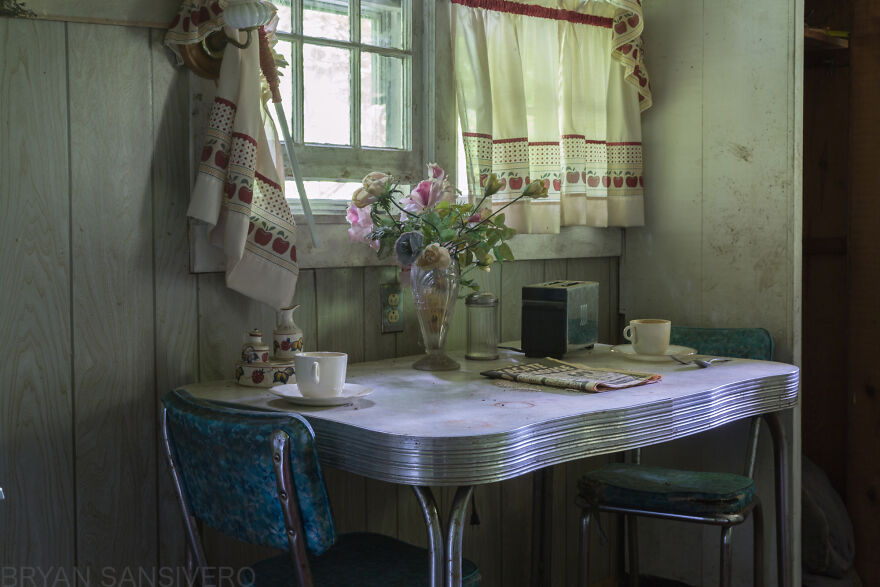 I Photographed The Abandoned Home Of A WWII Veteran And It's Like A Time Capsule I Photographed The Abandoned Home Of A WWII Veteran And It's Like A Time Capsule