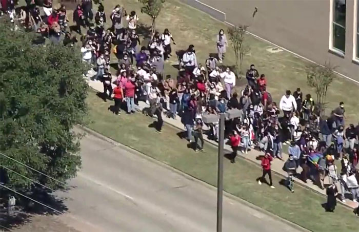 “I Was Freaked. The Kids Were Freaked Out”: Students Stage A Massive Walkout After A Lesbian Teacher Is Escorted Off Campus “I Was Freaked. The Kids Were Freaked Out”: Students Stage A Massive Walkout After A Lesbian Teacher Is Escorted Off Campus