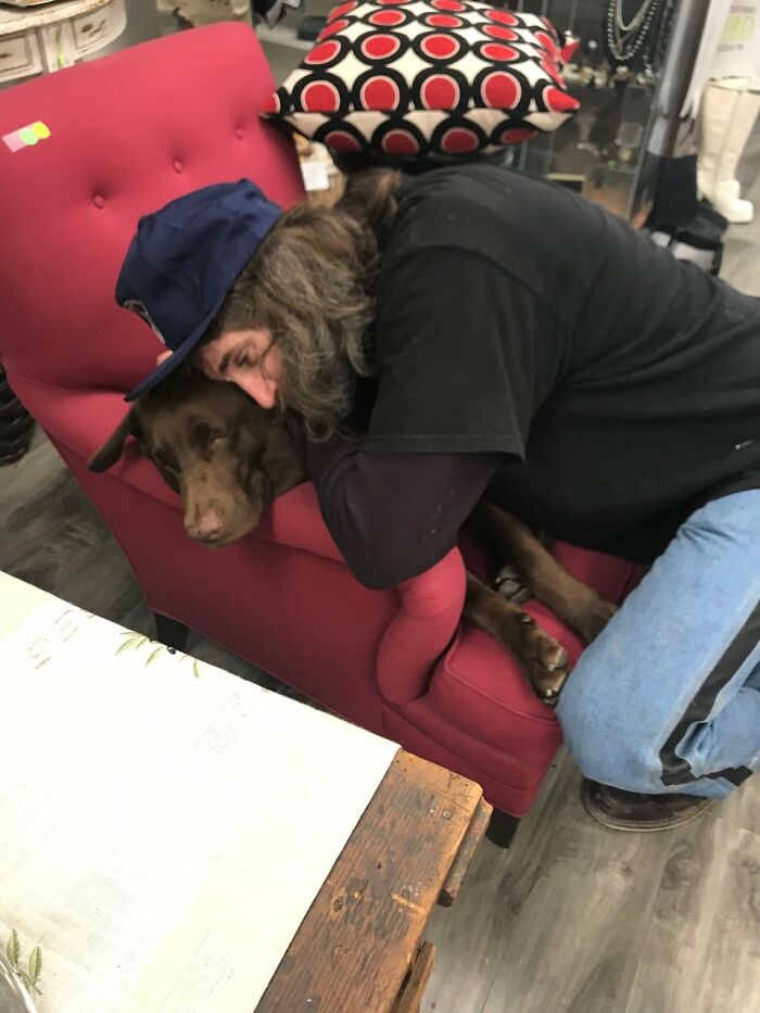 Homeless Man Sheds Tears After Having A Wholesome Reunion With His Missing Labrador Homeless Man Sheds Tears After Having A Wholesome Reunion With His Missing Labrador