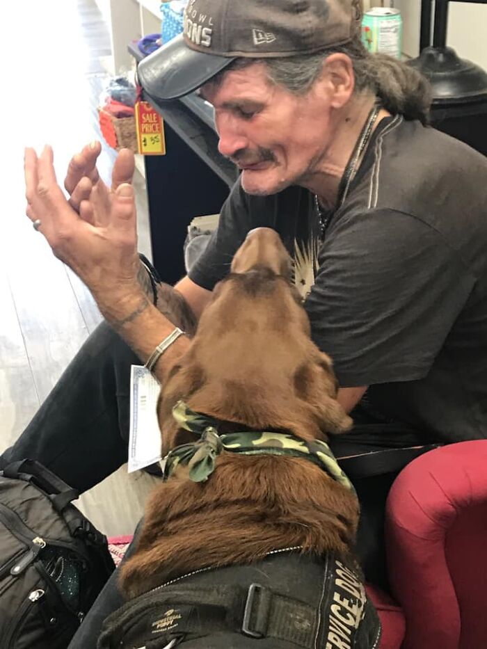 Homeless Man Sheds Tears After Having A Wholesome Reunion With His Missing Labrador Homeless Man Sheds Tears After Having A Wholesome Reunion With His Missing Labrador
