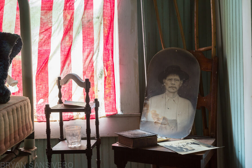 I Photographed The Abandoned Home Of A WWII Veteran And It's Like A Time Capsule I Photographed The Abandoned Home Of A WWII Veteran And It's Like A Time Capsule