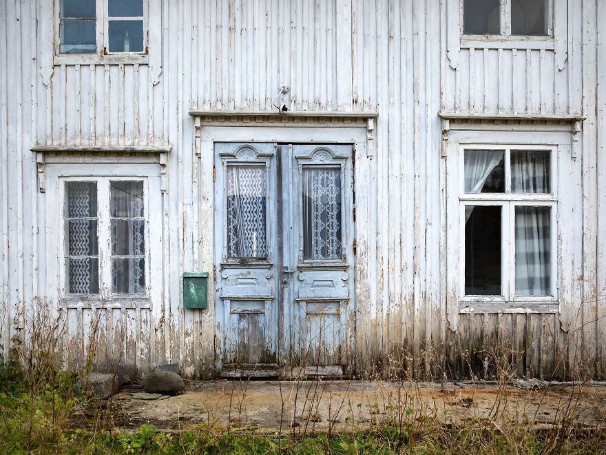 I Photographed This Eerie Abandoned Mansion In Norway