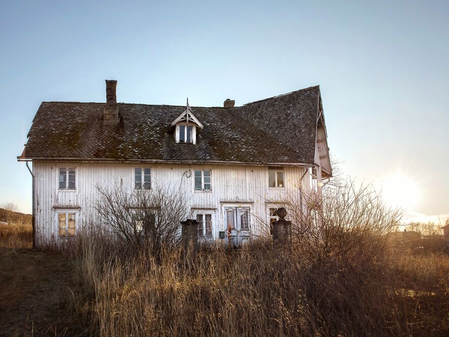 I Photographed This Eerie Abandoned Mansion In Norway