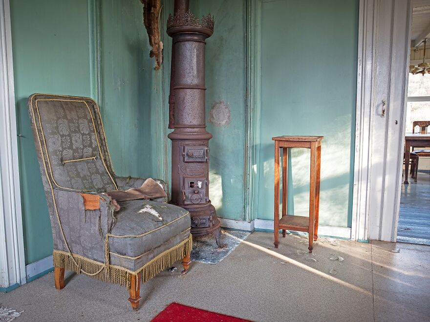 I Photographed This Eerie Abandoned Mansion In Norway