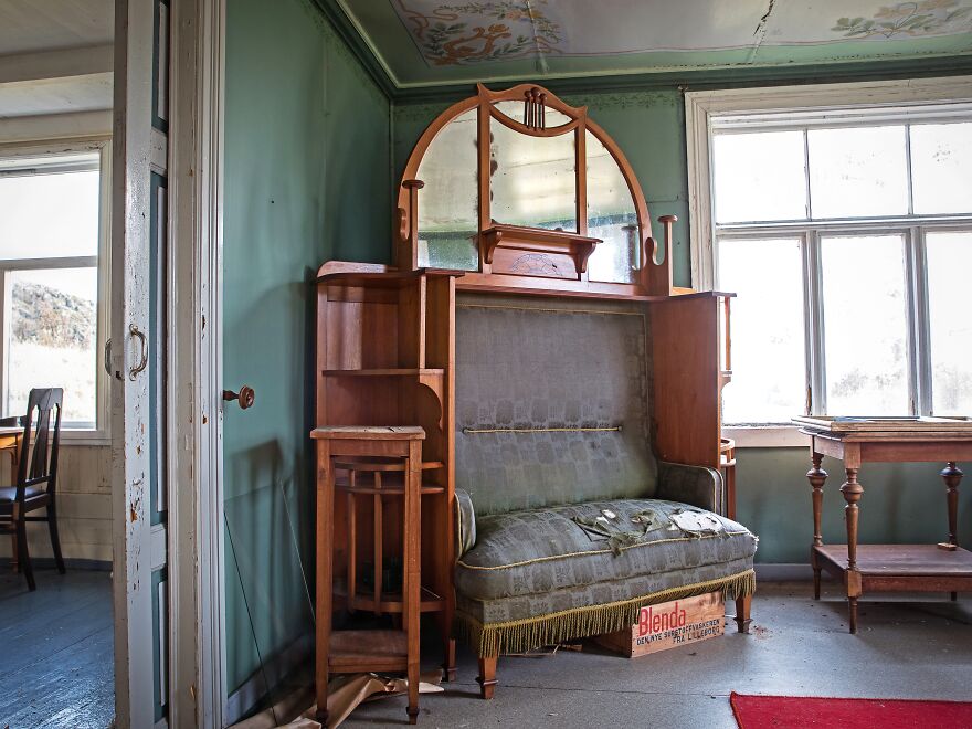 I Photographed This Eerie Abandoned Mansion In Norway