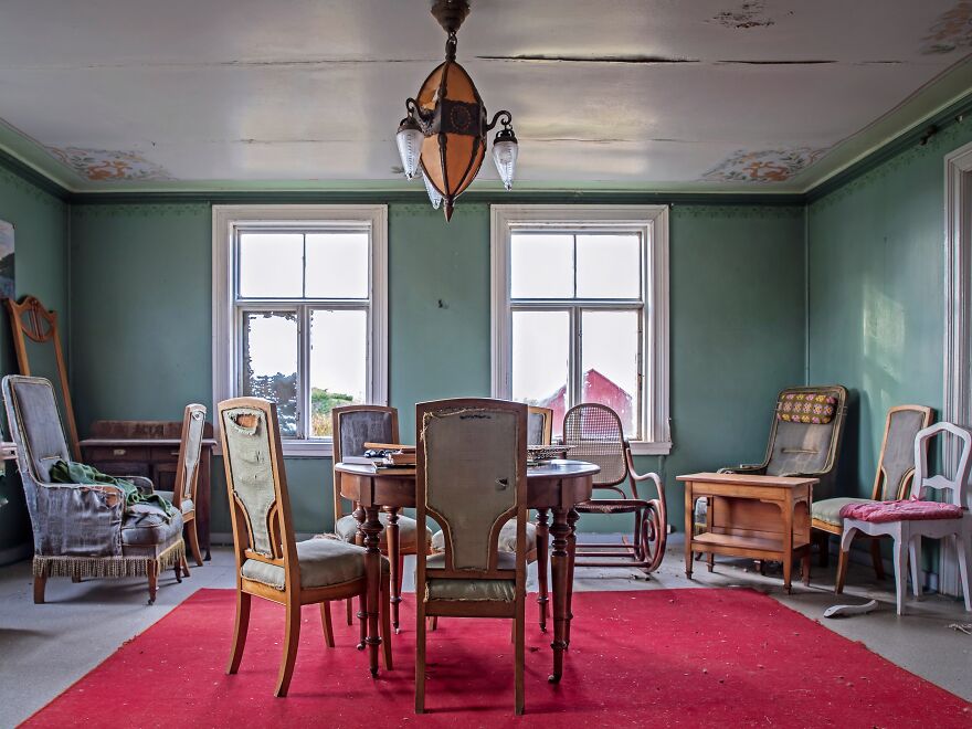 I Photographed This Eerie Abandoned Mansion In Norway