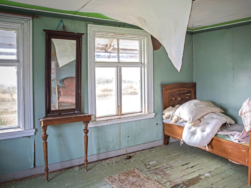 I Photographed This Eerie Abandoned Mansion In Norway