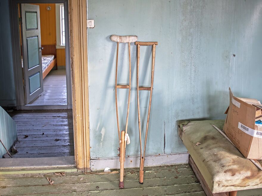 I Photographed This Eerie Abandoned Mansion In Norway