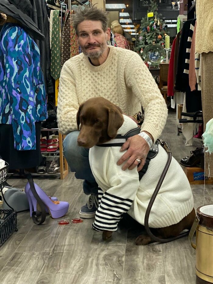 Homeless Man Sheds Tears After Having A Wholesome Reunion With His Missing Labrador Homeless Man Sheds Tears After Having A Wholesome Reunion With His Missing Labrador