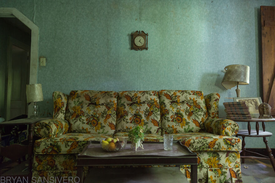 I Photographed The Abandoned Home Of A WWII Veteran And It's Like A Time Capsule