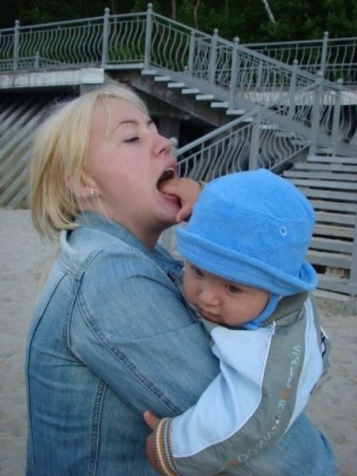 Mujer lamiendo una cabeza de bebé