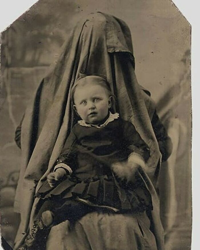 Fotografía de un bebé victoriano sostenido por su madre