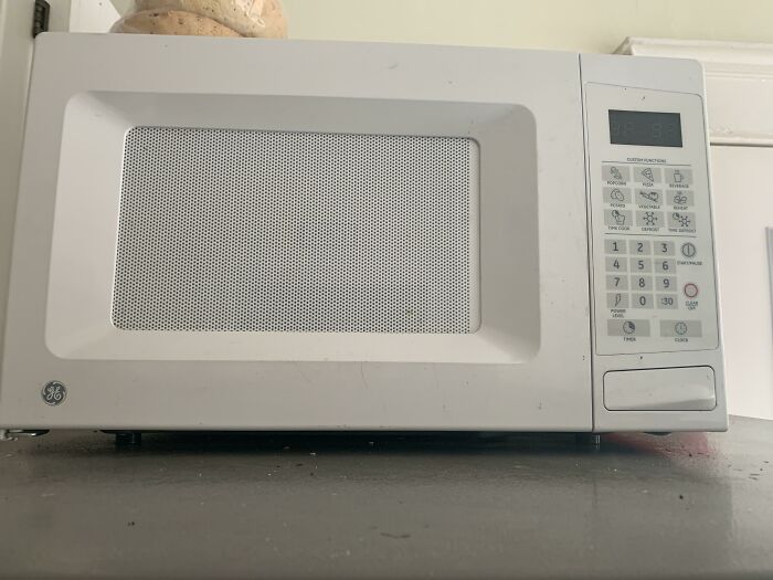 She Ain’t Pretty, But This Ge Microwave Made It Through My Childhood, College Years, And She’s Still Going Strong!