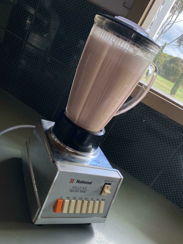 Grandma’s Old Blender Is Still Going Strong 40+ Years Later