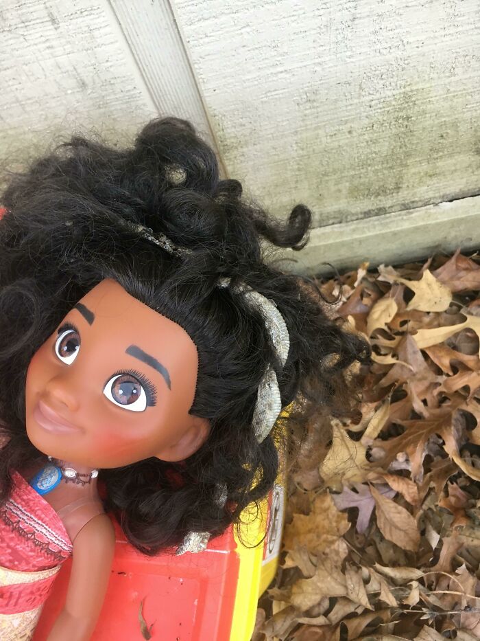 For Weeks We Couldn’t Find The Source Of The Horrible Smell In My Daughter's Toybox Until She Asked Me To Untangle Moana’s Hair. I Guess It Got Tangled Up And Passed Away