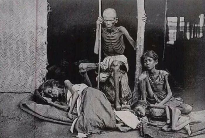 Un hombre protege a su familia de los caníbales durante la hambruna de Madrás de 1877 en la época del Raj británico, India