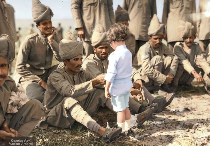 Un niño francés se presenta a los soldados indios que acaban de llegar a Francia para luchar junto a las fuerzas francesas y británicas, Marsella, 30 de septiembre de 1914. [coloreada]