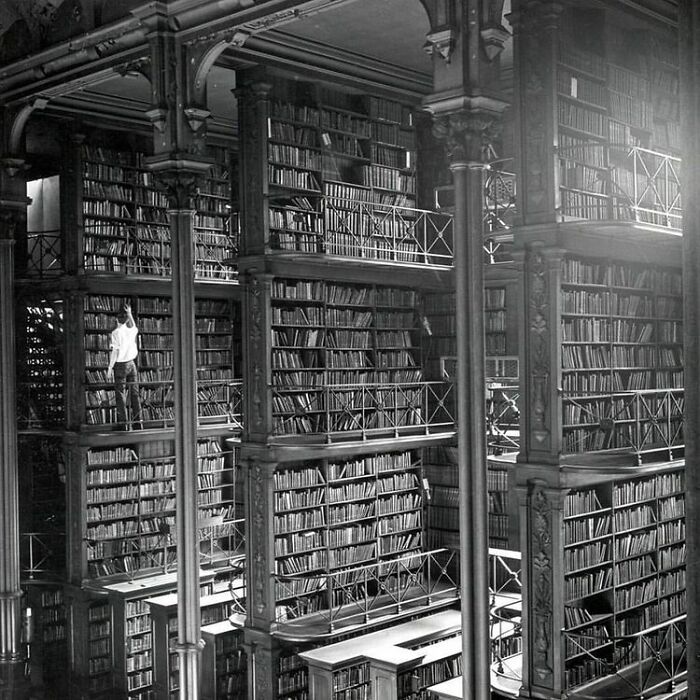 Un hombre busca libros en la antigua biblioteca pública de Cincinnati. El edificio fue demolido en 1955. Hoy en día hay un edificio de oficinas y un aparcamiento donde solía estar