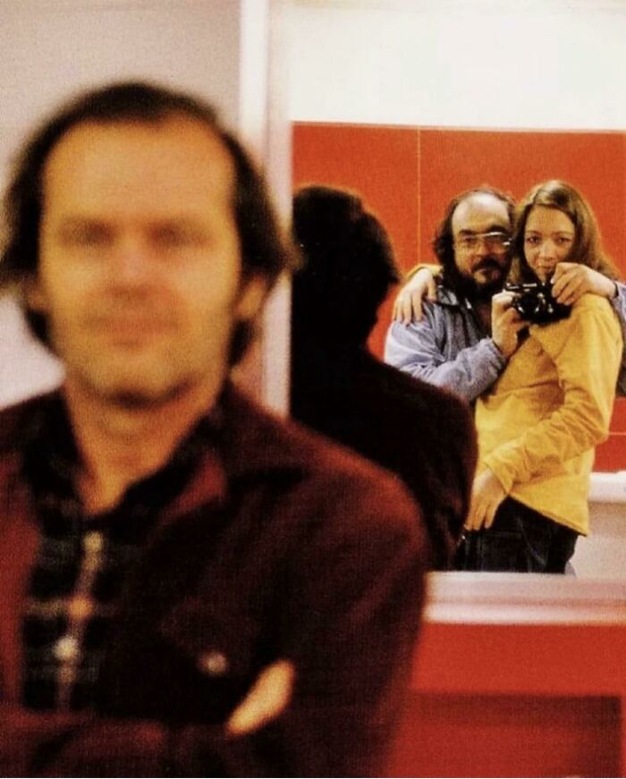 Kubrick se hace una foto con su hija Vivian en el plató de El Resplandor. Nicholson pensó que él era el sujeto de la foto. 1980