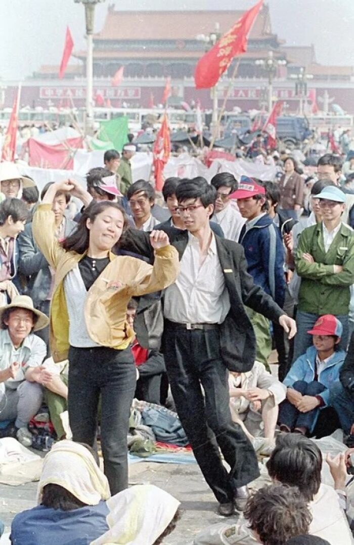 Estudiantes bailan en la plaza de Tiananmen antes de la llegada de los militares chinos, 4 de junio de 1989