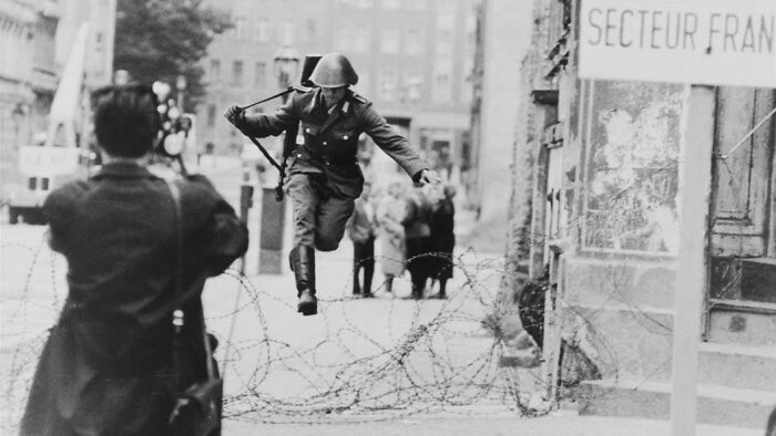 Fotografía del primer desertor oficial de la "República Democrática Alemana", Conrad Schumann, que escapó al lado occidental el 15 de agosto de 1961 tras saltar la zona inacabada de la valla que vigilaba