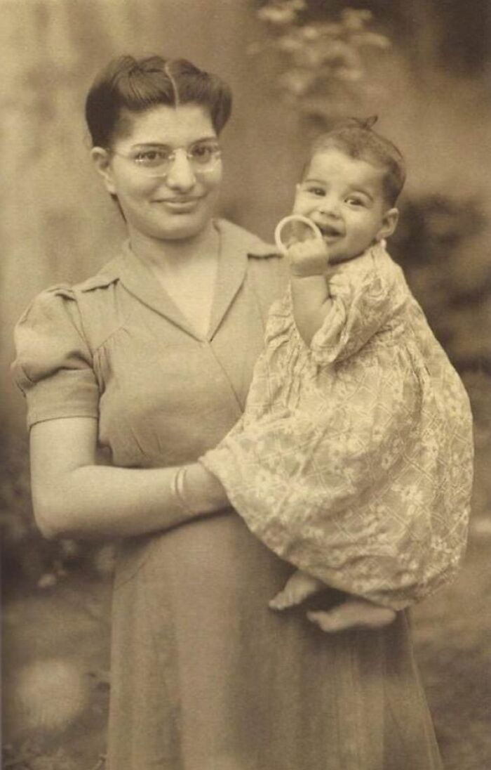 Freddie Mercury con su madre, 1947