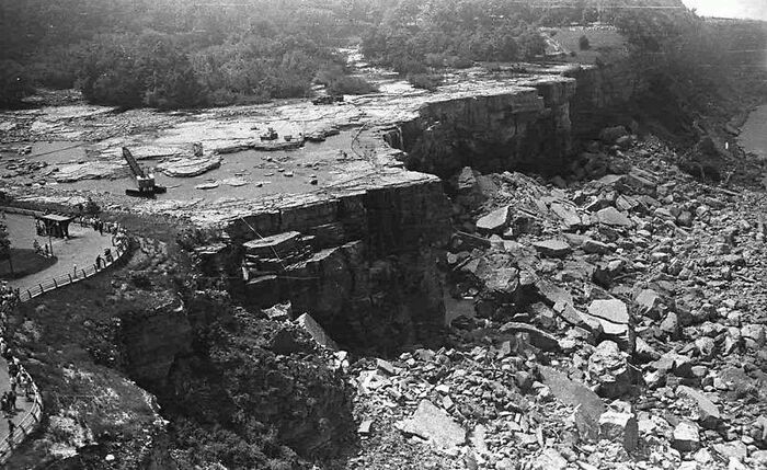 Foto rara que muestra las cataratas del Niágara sin agua, 1969