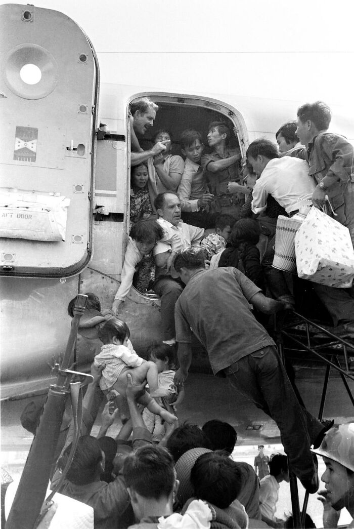Gente luchando por subir a un avión en Nha Trang, el 1 de abril de 1975, durante la retirada de EE.UU. de Vietnam del Sur