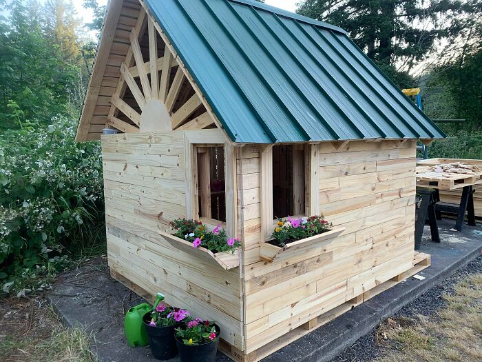 Debido al alto costo de la madera, decidí hacer una casa de juegos con planchas y revestimiento para techo que conseguí gratis