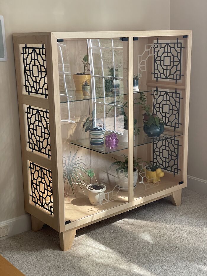 Diseñé y construí este estante para plantas, con arce rizado y duro, y partes de madera de arce contrachapada