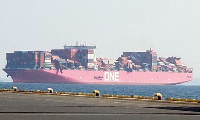 El portacontenedores "One Apus" llega a Japón tras perder más de 1.800 contenedores mientras cruzaba el Pacífico con destino a California