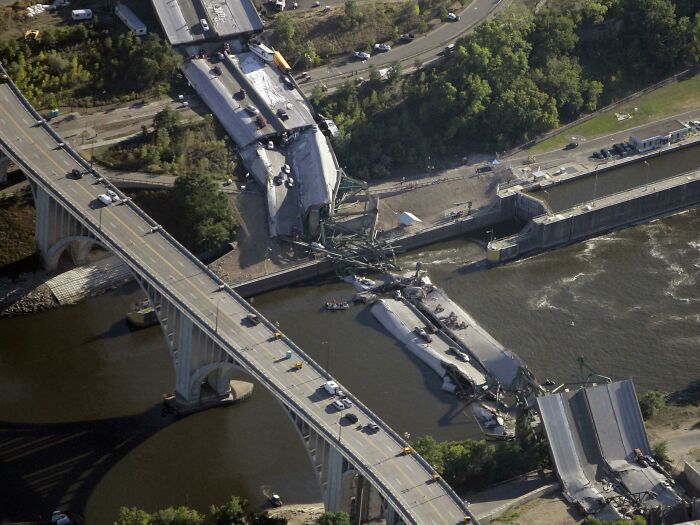 Aftermath Of The Collapse Of I-35 W In Minneapolis Mn (August 2, 2007)