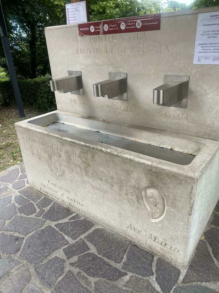 En Italia tienen agua gratis en los pueblos pequeños. Puedes elegir entre agua con gas, fría o regular