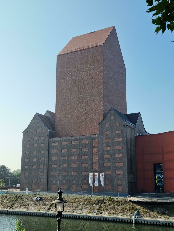 Edificio de 23 plantas en Duisburg, Alemania, sin una sola ventana