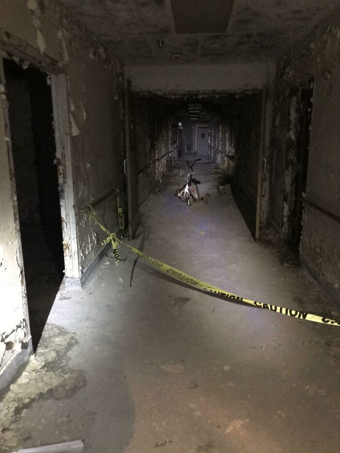 Went On A Flashlight Tour Of A Former Sanitarium And Nursing Home Where Over 7,000 People Died