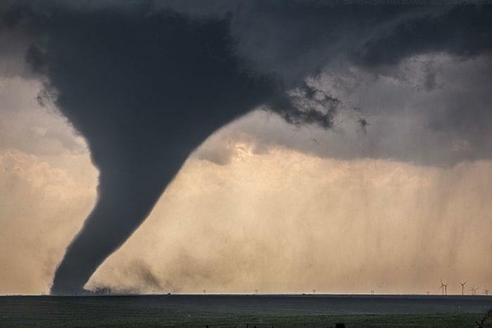 El tamaño de este tornado comparado con los aerogeneradores