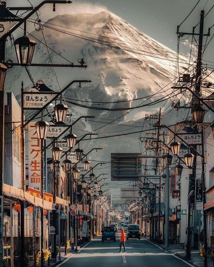 El Monte Fuji visto desde una ciudad cercana