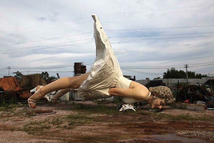 26ft Tall Marilyn Monroe Statue That Ended Up In A Dump