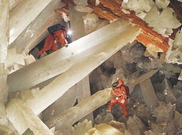 Crystals In This Mexican Cave Grow Up To 11m Long, And Weigh Up To 55 Tons