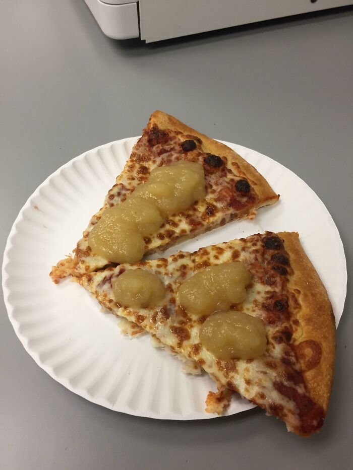 Mi jefe pone puré de manzana en su pizza, los junta y se lo come como un sándwich