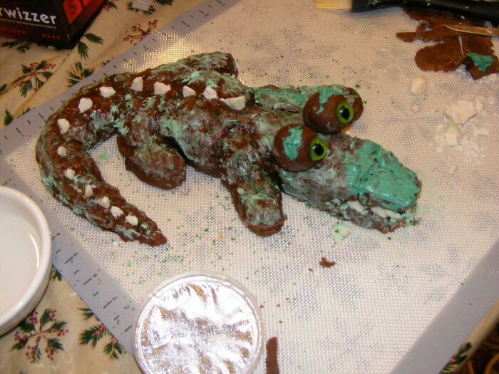 Project/Expectation Of The Night : Alligator Cake! Reality : Turdagator Cake. Poor Turdagator. I'm Sorry I've Failed You