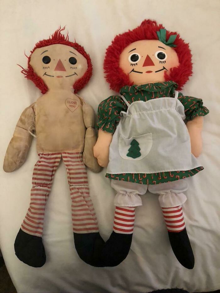 Esta es la misma muñeca, una después de 32 años de amor, la otra todavía impecable
