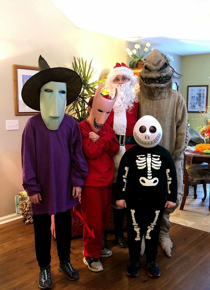 Pensé en compartir los disfraces de Halloween de mi familia antes de la fiesta. Es una pena que las fiestas de Halloween en mi zona hayan ido a menos aún más