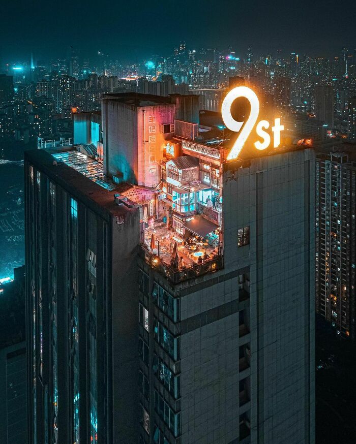 A Rooftop Restaurant/Cafe In Chongqing, China