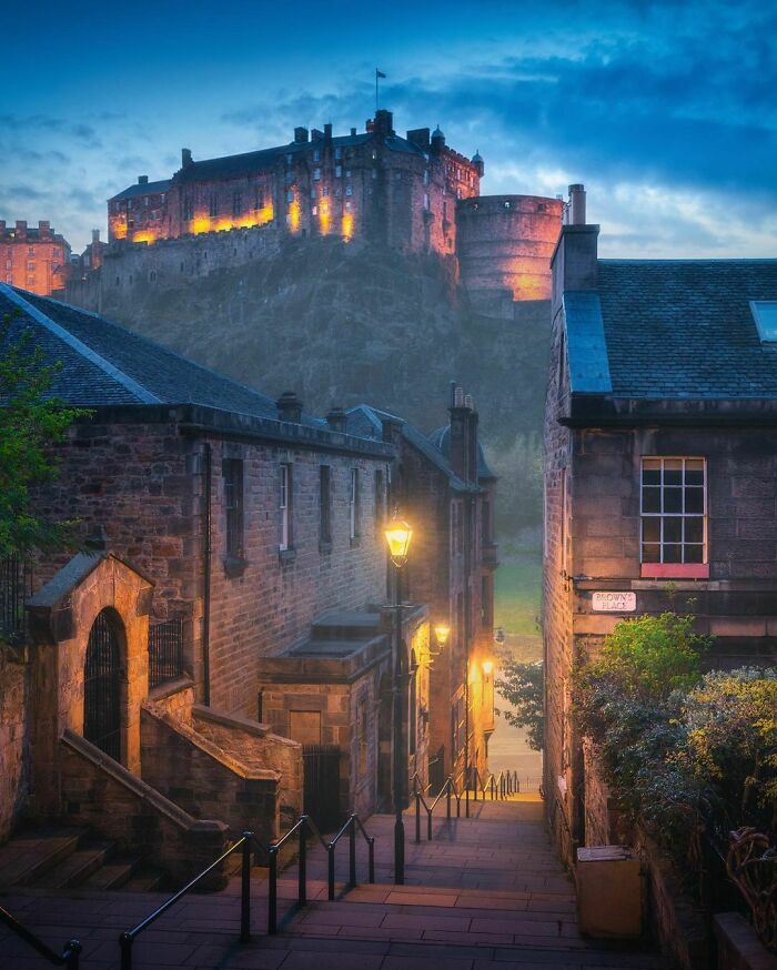 El castillo de Edimburgo y su batería de media luna vistos desde la escalinata del casco antiguo, Edimburgo, Escocia