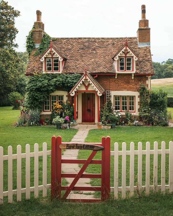La cabaña Burnt Farm, construida con ladrillos rojos en la década de 1840, en el distrito de Broxbourne, Hertfordshire, sur de Inglaterra