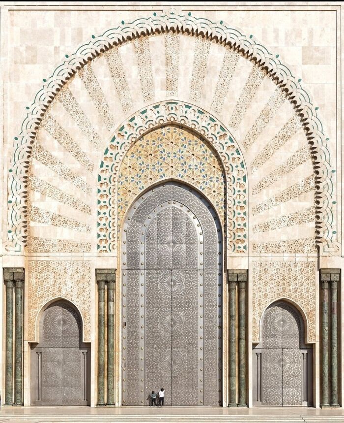 Niños delante de una de las puertas principales de la mezquita de Casablanca