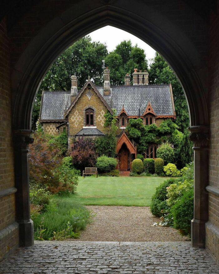 Casa de campo gótica victoriana del siglo XIX enmarcada por el arco de la entrada de la casa en Holly Village, Highgate, norte de Londres, Reino Unido