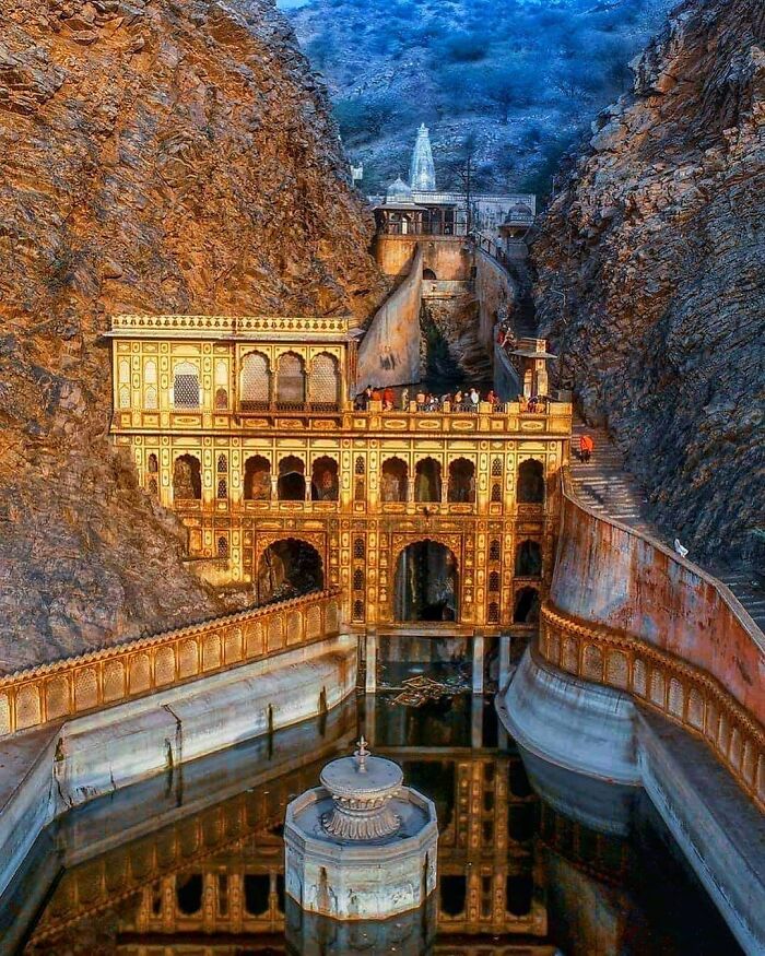 El templo hindú de Galtaji está situado en las colinas de Aravalli, en Jaipur (India). El complejo del templo tiene muchos manantiales naturales de agua dulce